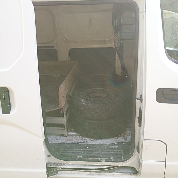 Nissan NV200 3 of 6