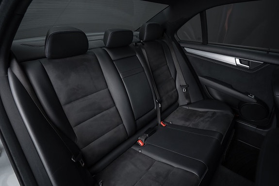 Mercedes-Benz C200 14 of 16