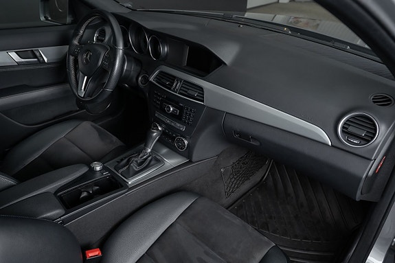 Mercedes-Benz C200 9 of 16