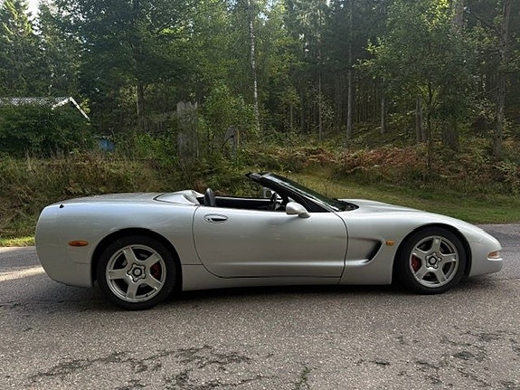 Chevrolet Corvette 12 of 16