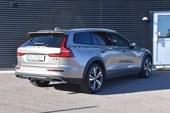 Volvo V60 Cross Country 8 of 23