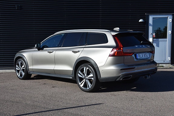 Volvo V60 Cross Country 4 of 23