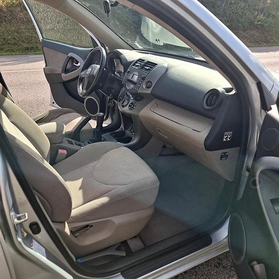 Toyota RAV4 3 of 4