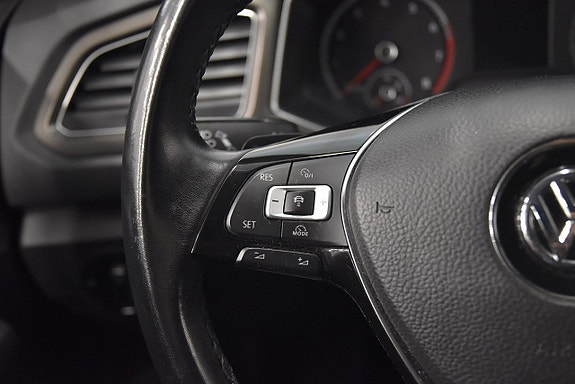 Volkswagen T-Roc 10 of 18