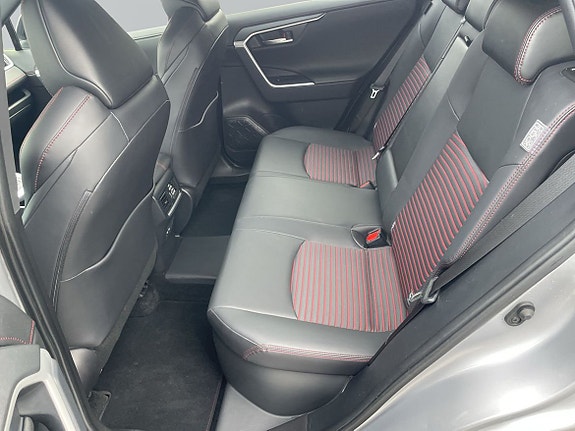 Toyota RAV4 Plug-in Hybrid 7 of 15