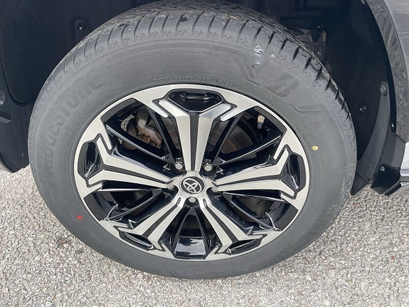 Toyota RAV4 Plug-in Hybrid 11 of 15
