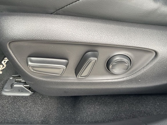 Toyota RAV4 Plug-in Hybrid 14 of 15