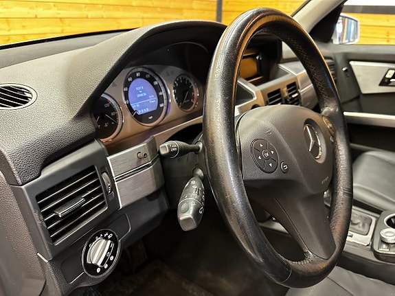 Mercedes-Benz GLK350 11 of 24