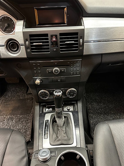 Mercedes-Benz GLK350 13 of 24