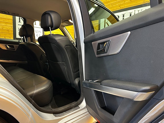 Mercedes-Benz GLK350 18 of 24