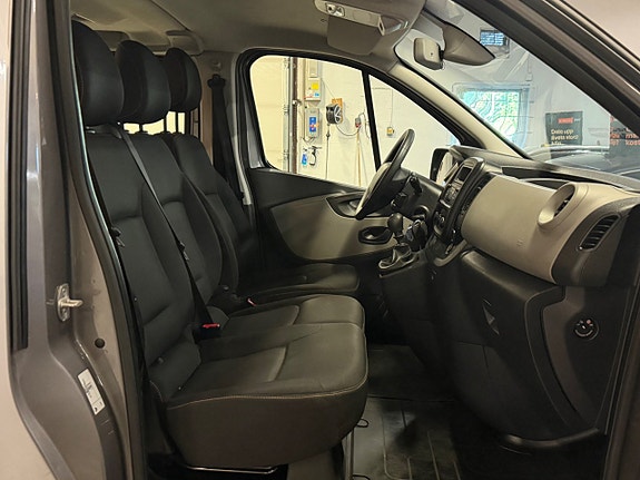 Renault Trafic 12 of 18