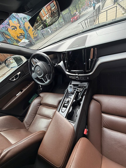 Volvo XC60 2 of 7