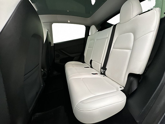 Tesla Model Y 27 of 30