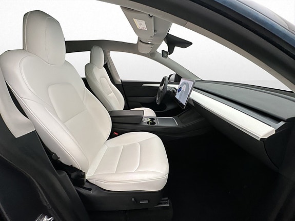 Tesla Model Y 28 of 30