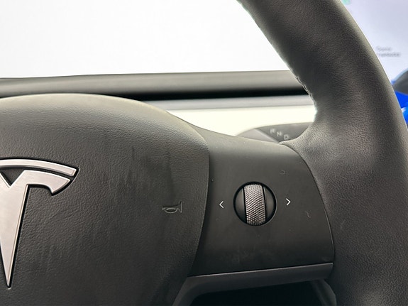 Tesla Model Y 19 of 30