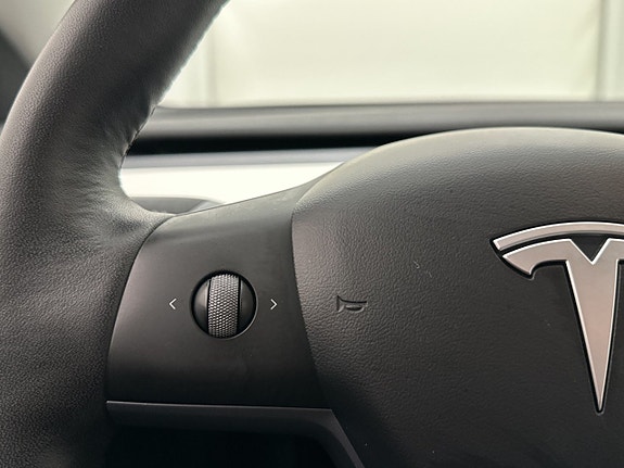 Tesla Model Y 18 of 30
