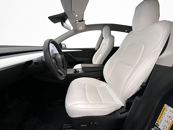Tesla Model Y 14 of 30