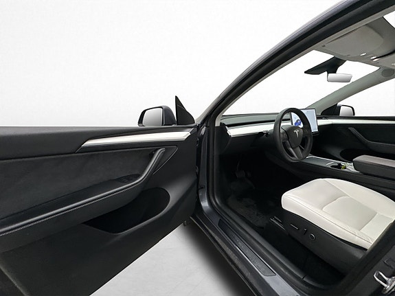 Tesla Model Y 13 of 30