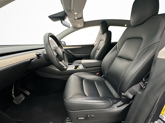 Tesla Model Y 14 of 30
