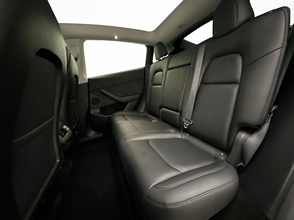 Tesla Model Y 27 of 30