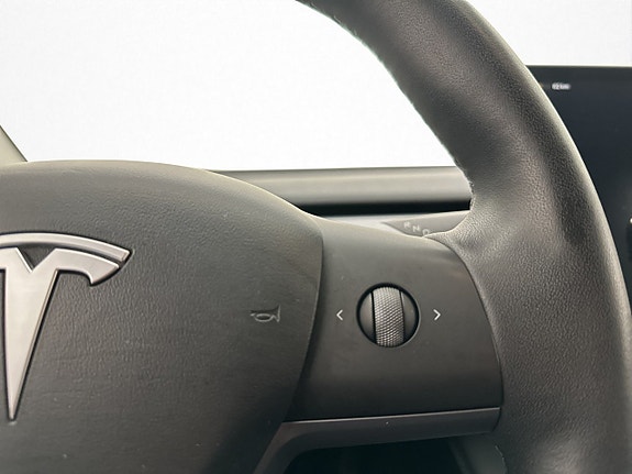 Tesla Model Y 19 of 30