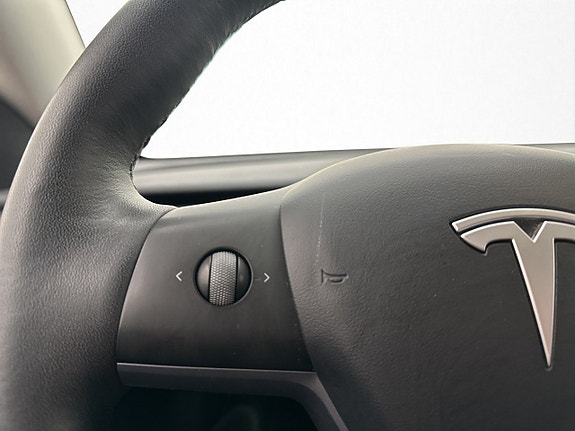 Tesla Model Y 18 of 30