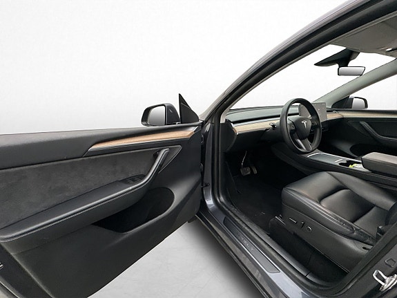 Tesla Model Y 13 of 30