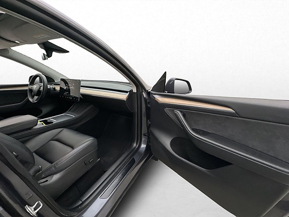 Tesla Model Y 29 of 30