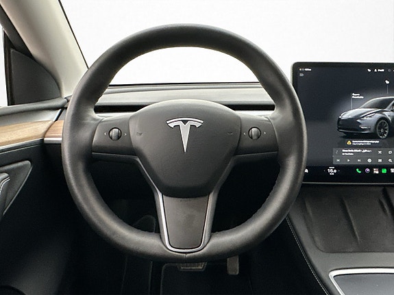 Tesla Model Y 17 of 30