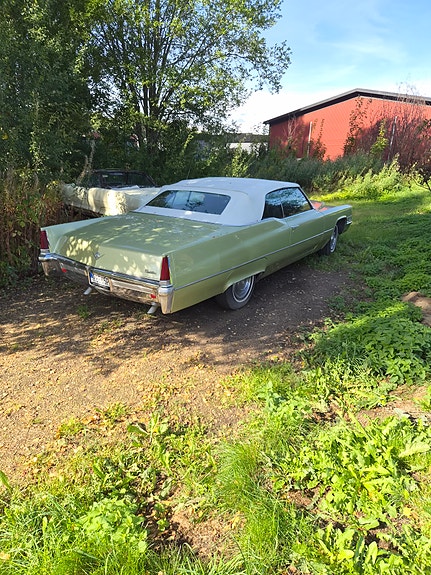 Cadillac Deville 3 of 3