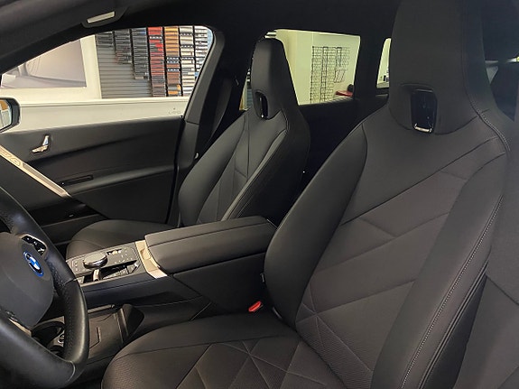 BMW iX 6 of 12