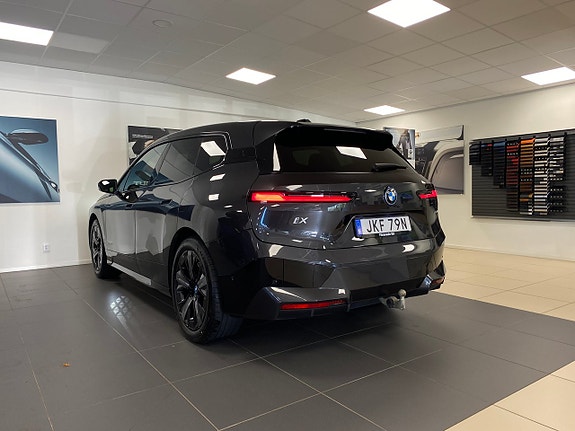 BMW iX 11 of 12