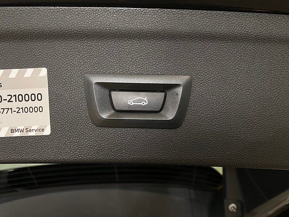 BMW iX 10 of 12