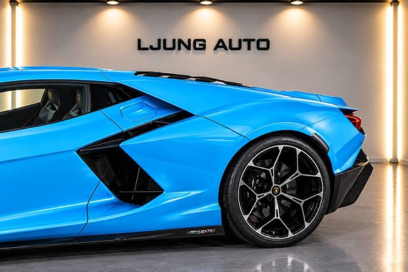 Lamborghini Revuelto 5 of 18