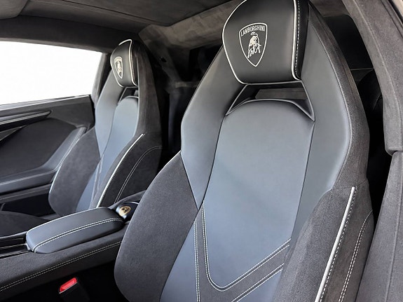 Lamborghini Revuelto 18 of 18