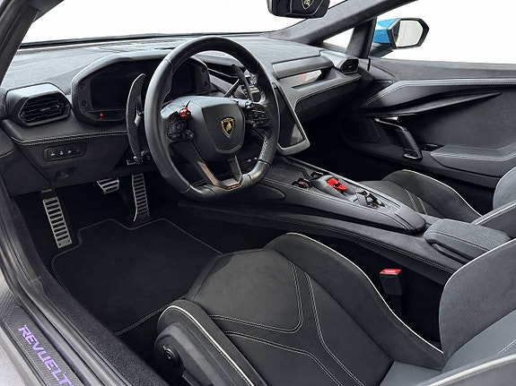 Lamborghini Revuelto 12 of 18