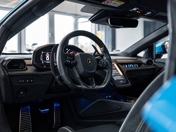 Lamborghini Revuelto 14 of 18