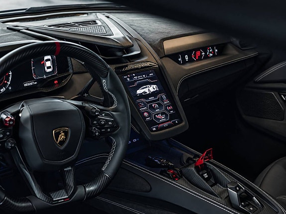 Lamborghini Revuelto 13 of 18