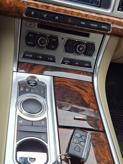 Jaguar XF 17 of 29