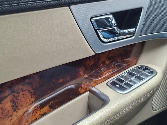 Jaguar XF 19 of 29