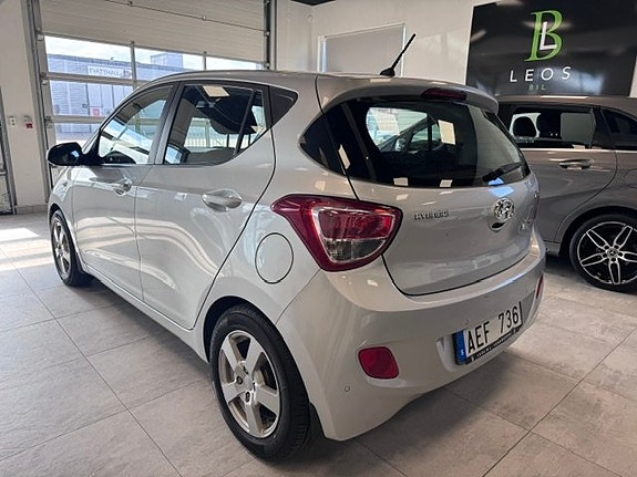 Hyundai i10 2 of 14
