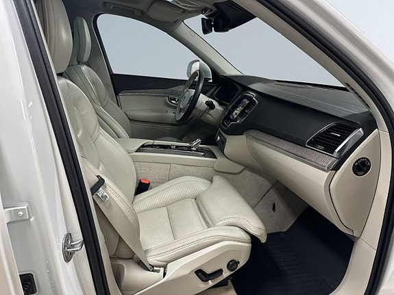 Volvo XC90 10 of 26