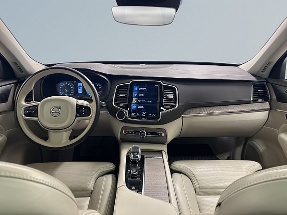 Volvo XC90 8 of 26