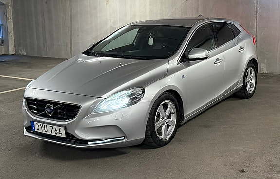 Volvo V40 2 of 12