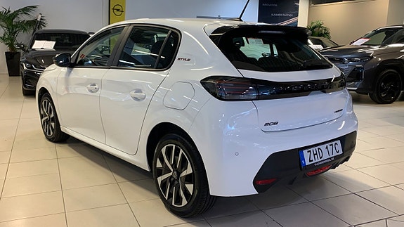 Peugeot 208 2 of 13