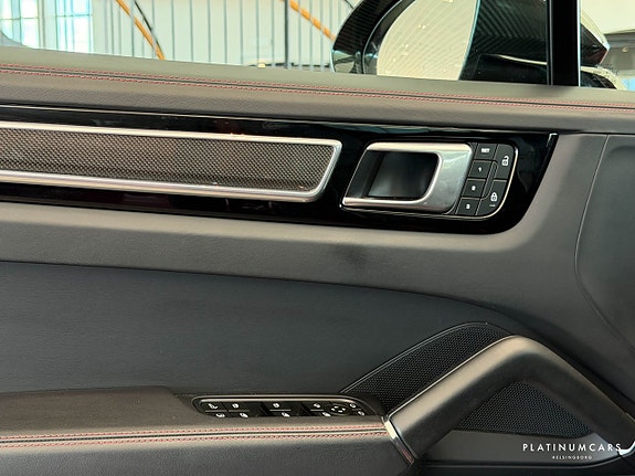 Porsche Cayenne 16 of 23