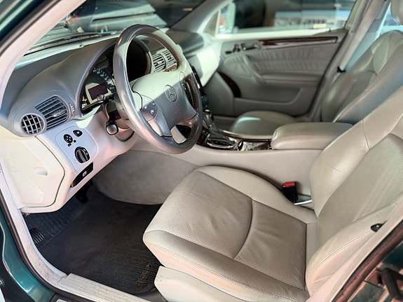 Mercedes-Benz C320 5 of 11
