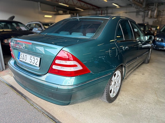 Mercedes-Benz C320 4 of 11