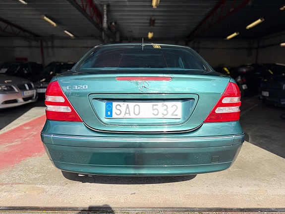 Mercedes-Benz C320 11 of 11