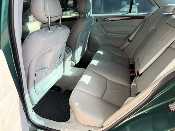 Mercedes-Benz C320 6 of 11